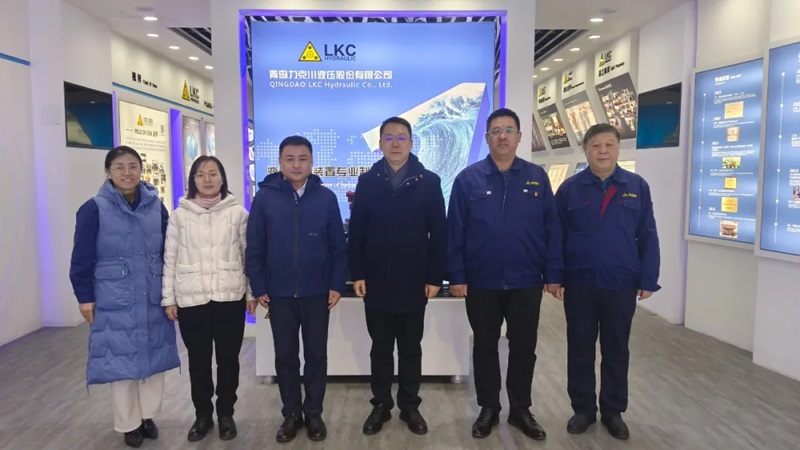 高新區(qū)工委委員、管委副主任張建軍一行蒞臨青島力克川液壓股份有限公司調(diào)研指導(dǎo)1.jpg