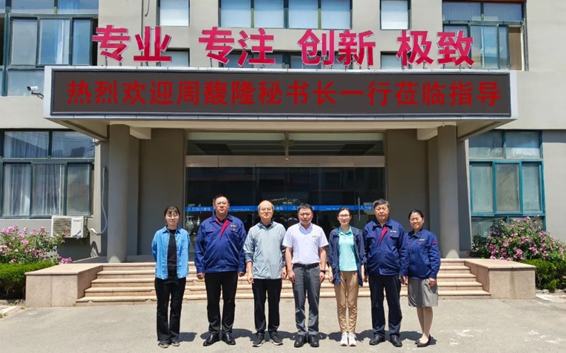 中國(guó)工程機(jī)械工業(yè)協(xié)會(huì)設(shè)備管理與維修分會(huì)秘書長(zhǎng)周馥隆一行蒞臨力克川液壓參觀指導(dǎo)1.jpg